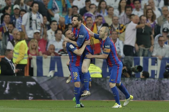 Iniesta premýšľa o odchode z Barcelony. Skloňuje sa aj Messi